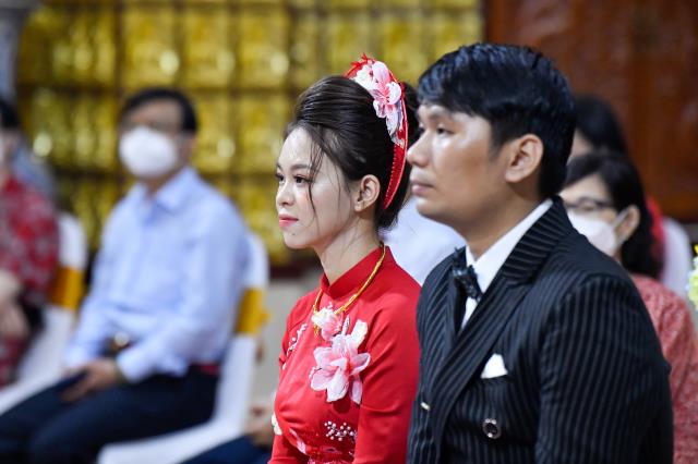 Lễ hằng thuận của chú rể Đình Lợi và cô dâu Hiếu Hòa tại điện Phật chùa Giác Ngộ