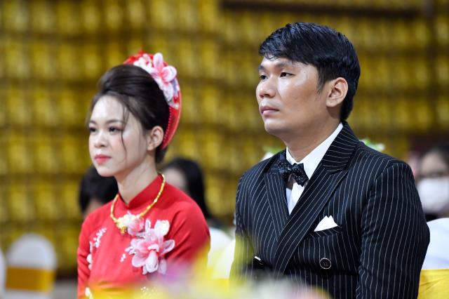 Lễ hằng thuận của chú rể Đình Lợi và cô dâu Hiếu Hòa tại điện Phật chùa Giác Ngộ