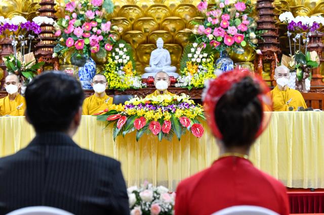 Lễ hằng thuận của chú rể Đình Lợi và cô dâu Hiếu Hòa tại điện Phật chùa Giác Ngộ