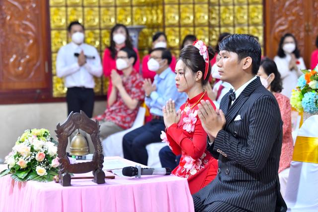 Lễ hằng thuận của chú rể Đình Lợi và cô dâu Hiếu Hòa tại điện Phật chùa Giác Ngộ