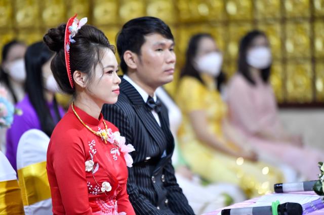 Lễ hằng thuận của chú rể Đình Lợi và cô dâu Hiếu Hòa tại điện Phật chùa Giác Ngộ
