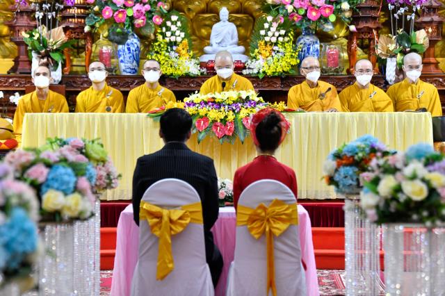 Lễ hằng thuận của chú rể Đình Lợi và cô dâu Hiếu Hòa tại điện Phật chùa Giác Ngộ