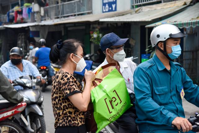 Trao quà yêu thương cho ngày Tết thêm đong đầy