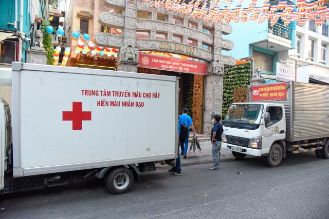 Gần 350 người tham dự chương trình hiến máu đầu năm tại chùa Giác Ngộ