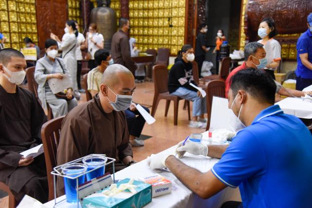 Gần 350 người tham dự chương trình hiến máu đầu năm tại chùa Giác Ngộ