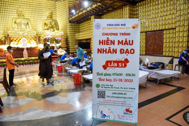 Gần 350 người tham dự chương trình hiến máu đầu năm tại chùa Giác Ngộ