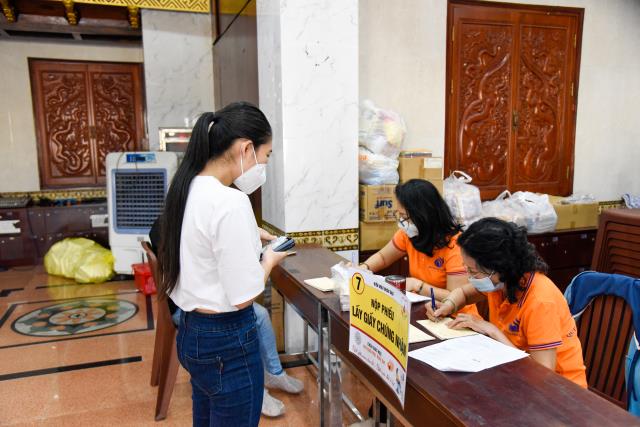 Gần 350 người tham dự chương trình hiến máu đầu năm tại chùa Giác Ngộ