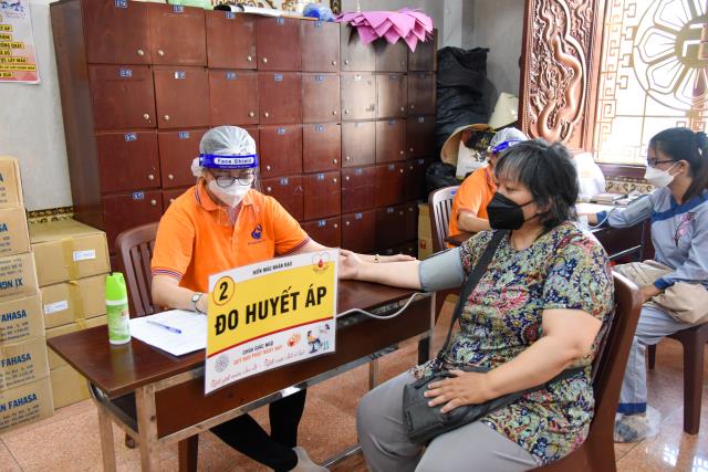 Gần 350 người tham dự chương trình hiến máu đầu năm tại chùa Giác Ngộ