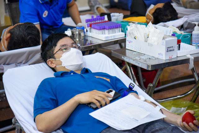 Gần 350 người tham dự chương trình hiến máu đầu năm tại chùa Giác Ngộ