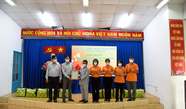 Trao quà yêu thương cho ngày Tết thêm đong đầy
