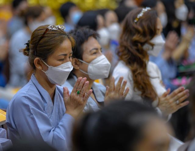 Sáng rực và ấm áp những ngọn lửa trí tuệ - tình thương trong lễ kỷ niệm ngày Phật thành đạo tại chùa Giác Ngộ