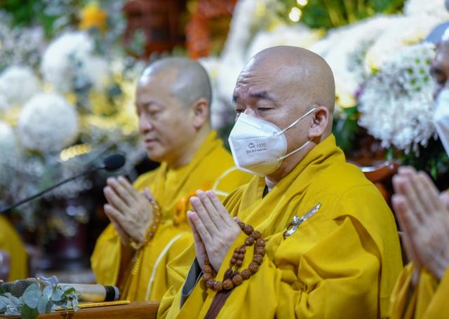 Sáng rực và ấm áp những ngọn lửa trí tuệ - tình thương trong lễ kỷ niệm ngày Phật thành đạo tại chùa Giác Ngộ