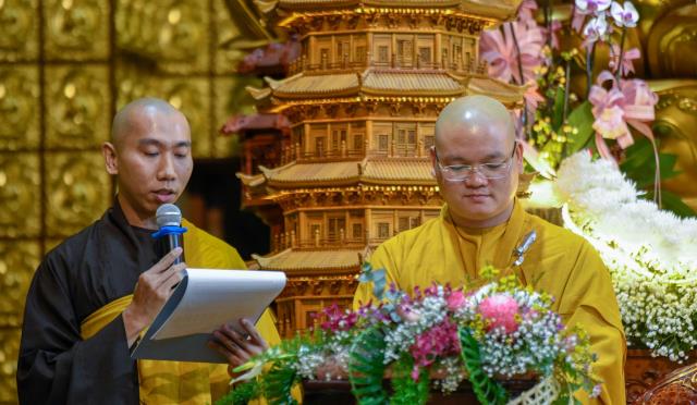 Sáng rực và ấm áp những ngọn lửa trí tuệ - tình thương trong lễ kỷ niệm ngày Phật thành đạo tại chùa Giác Ngộ