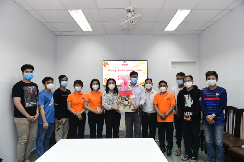 Quỹ ĐPNN tặng quà Tết đến du học sinh nước ngoài đang theo học tại Đại học Bách Khoa TP.HCM