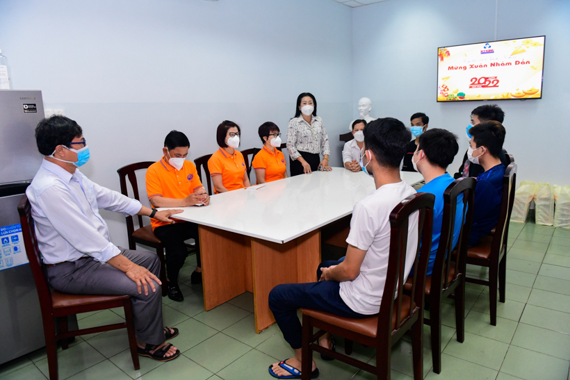 Quỹ ĐPNN tặng quà Tết đến du học sinh nước ngoài đang theo học tại Đại học Bách Khoa TP.HCM