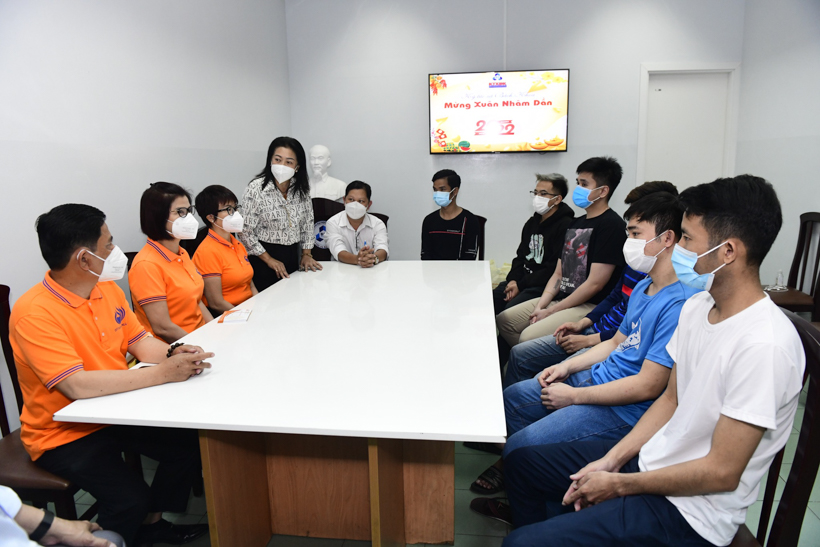 Quỹ ĐPNN tặng quà Tết đến du học sinh nước ngoài đang theo học tại Đại học Bách Khoa TP.HCM