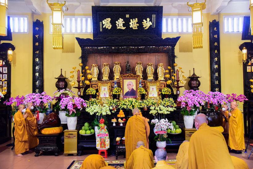 Trưởng lão Hòa thượng Thích Trí Quảng tưởng niệm Thiền sư Thích Nhất Hạnh tại Tổ đình Ấn Quang