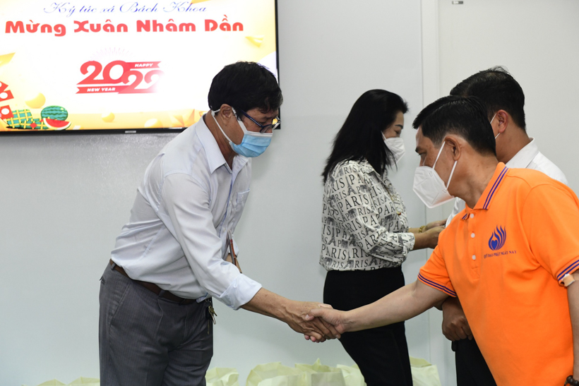 Quỹ ĐPNN tặng quà Tết đến du học sinh nước ngoài đang theo học tại Đại học Bách Khoa TP.HCM