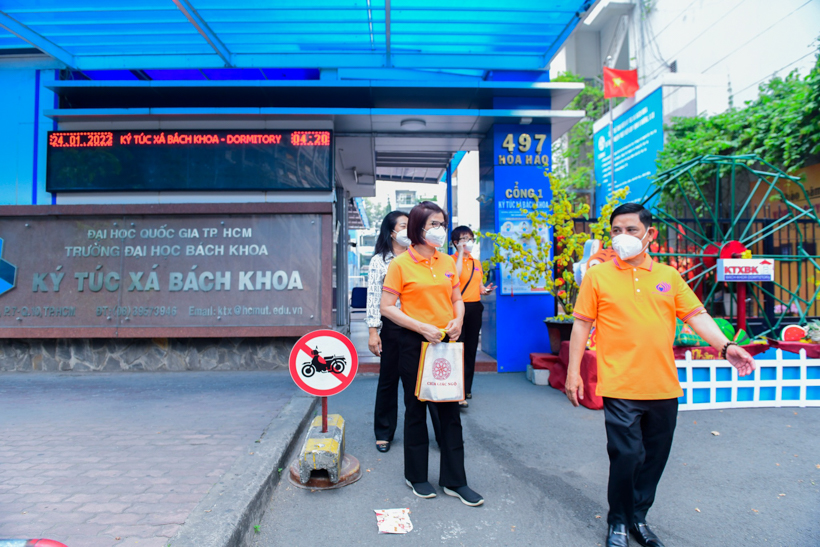 Quỹ ĐPNN tặng quà Tết đến du học sinh nước ngoài đang theo học tại Đại học Bách Khoa TP.HCM