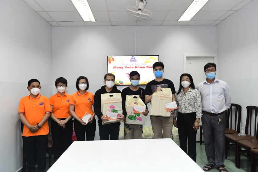 Quỹ ĐPNN tặng quà Tết đến du học sinh nước ngoài đang theo học tại Đại học Bách Khoa TP.HCM