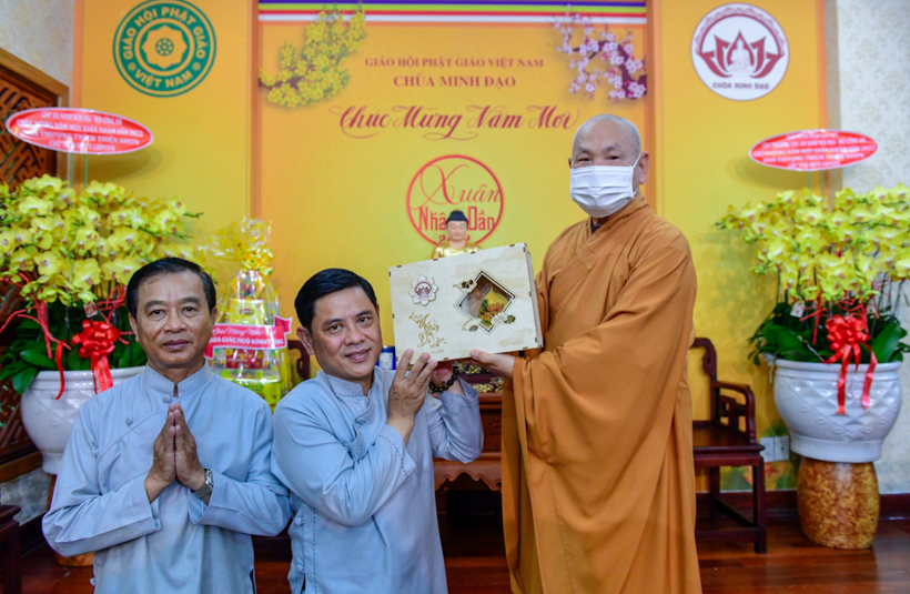 TT. Nhật Từ chúc xuân Trưởng lão Hòa thượng Chủ tịch HĐTS GHPGVN
