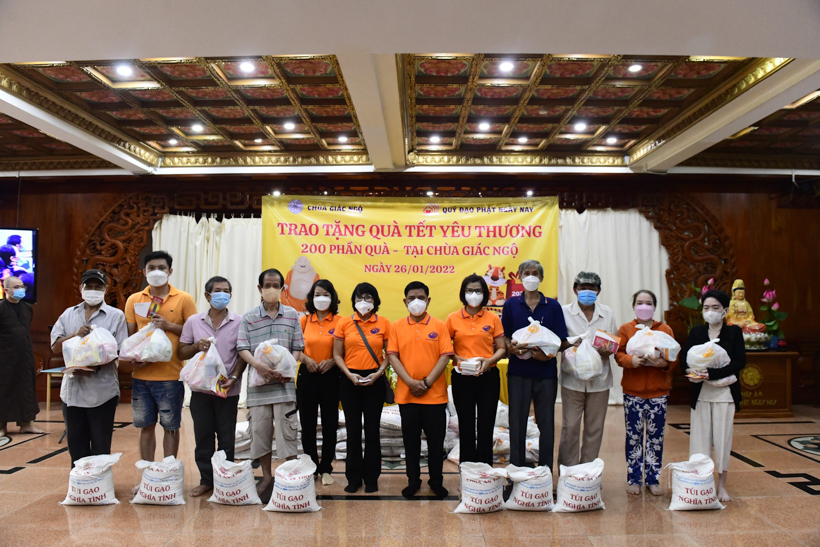 Quỹ ĐPNN mang xuân đến với 200 bà con khó khăn tại phường 2, quận 10