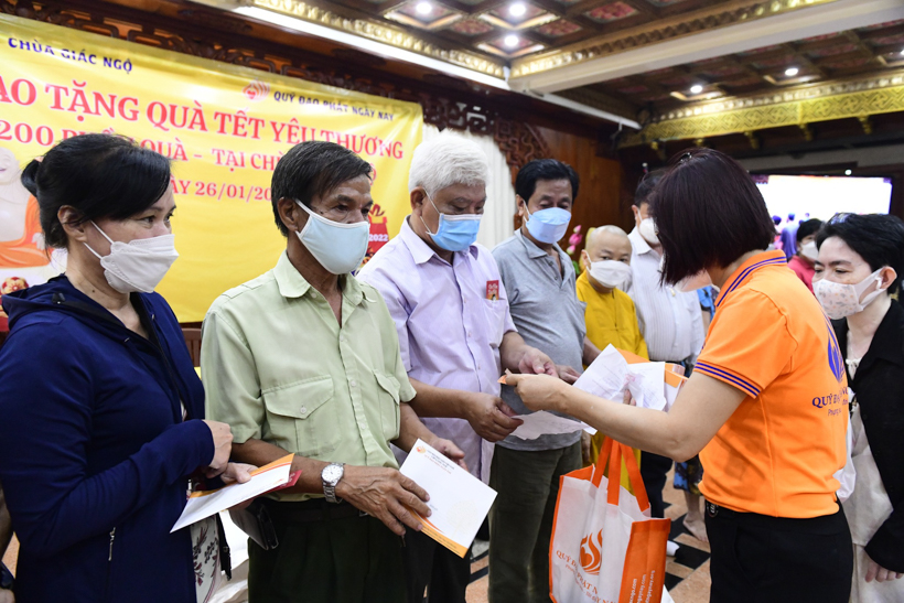 Quỹ ĐPNN mang xuân đến với 200 bà con khó khăn tại phường 2, quận 10