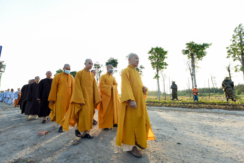 Buổi thiền hành đón bình minh trên biển