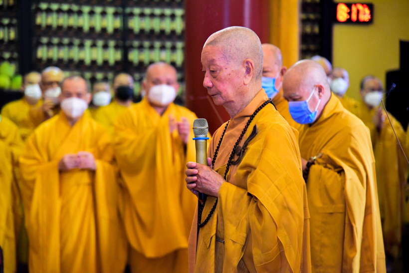 Trưởng lão Hòa thượng Thích Trí Quảng tưởng niệm Thiền sư Thích Nhất Hạnh tại Tổ đình Ấn Quang
