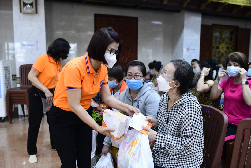 Quỹ ĐPNN mang xuân đến với 200 bà con khó khăn tại phường 2, quận 10