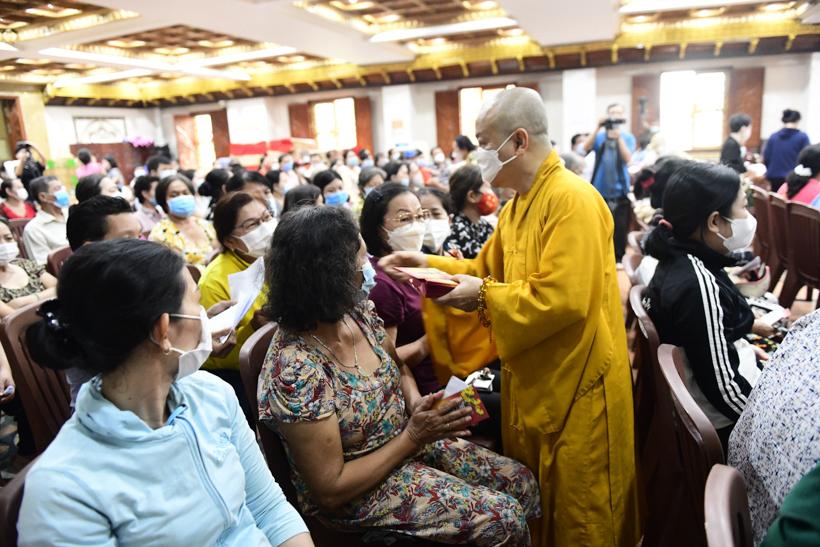 Quỹ ĐPNN mang xuân đến với 200 bà con khó khăn tại phường 2, quận 10