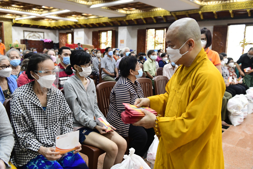Quỹ ĐPNN mang xuân đến với 200 bà con khó khăn tại phường 2, quận 10