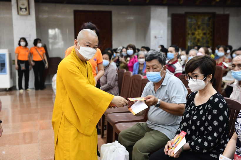 Quỹ ĐPNN mang xuân đến với 200 bà con khó khăn tại phường 2, quận 10