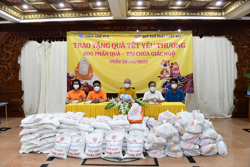 Quỹ ĐPNN mang xuân đến với 200 bà con khó khăn tại phường 2, quận 10