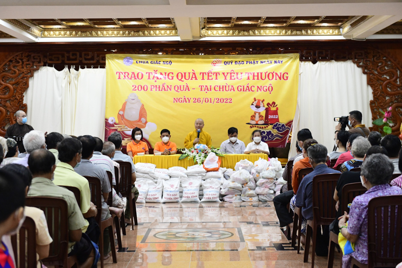 Quỹ ĐPNN mang xuân đến với 200 bà con khó khăn tại phường 2, quận 10