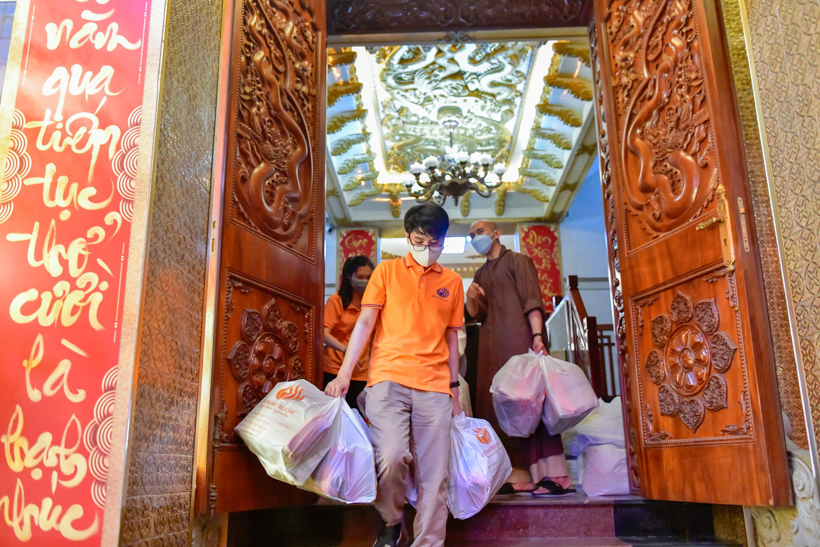 Chùa Giác Ngộ sẻ chia cùng người vô gia cư trong đêm giao thừa