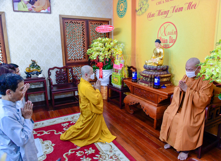 TT. Nhật Từ chúc xuân Trưởng lão Hòa thượng Chủ tịch HĐTS GHPGVN