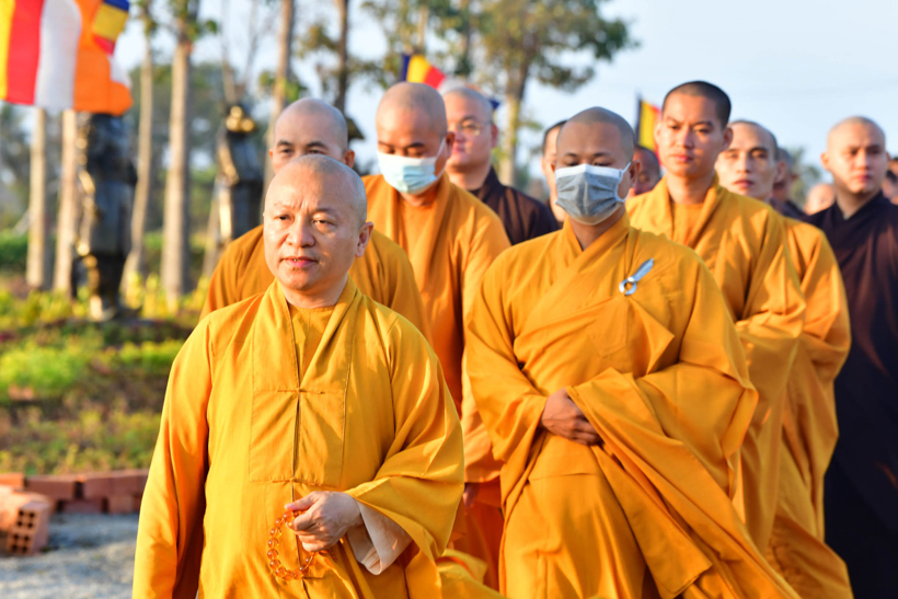 Buổi thiền hành đón bình minh trên biển