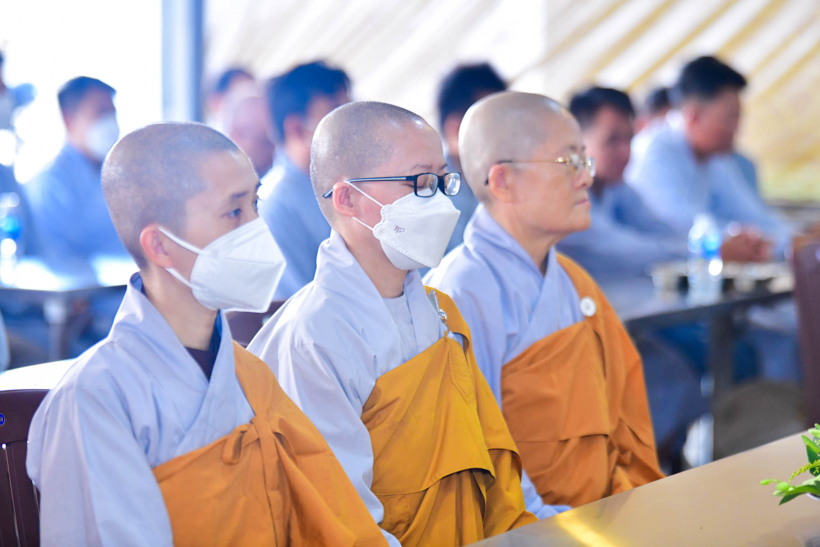 Mùa xuân nhẹ nhàng qua hơi thở thiền