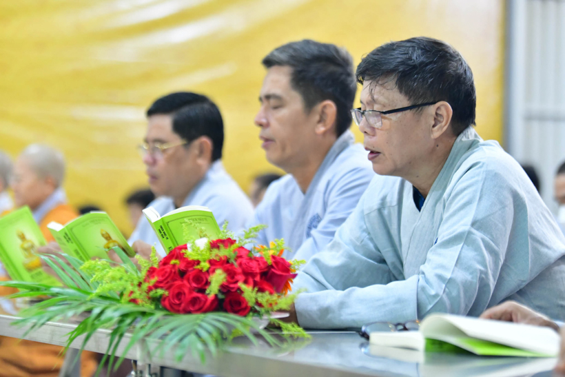 Buổi thiền hành đón bình minh trên biển