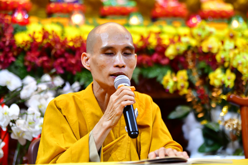 Gần 1.000 người thiện nam tín nữ làm con Phật vào Rằm tháng Giêng