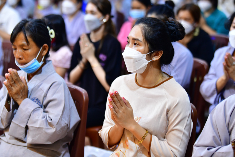 Gần 1.000 người thiện nam tín nữ làm con Phật vào Rằm tháng Giêng