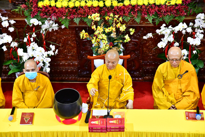 Gần 1.000 người thiện nam tín nữ làm con Phật vào Rằm tháng Giêng