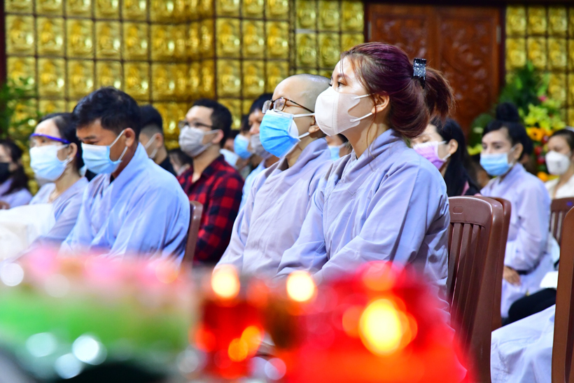 Gần 1.000 người thiện nam tín nữ làm con Phật vào Rằm tháng Giêng