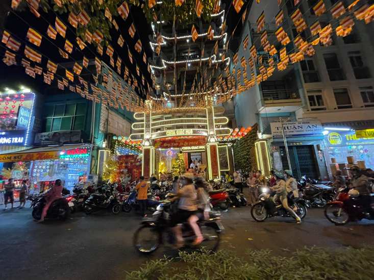 Gần 1.000 người thiện nam tín nữ làm con Phật vào Rằm tháng Giêng