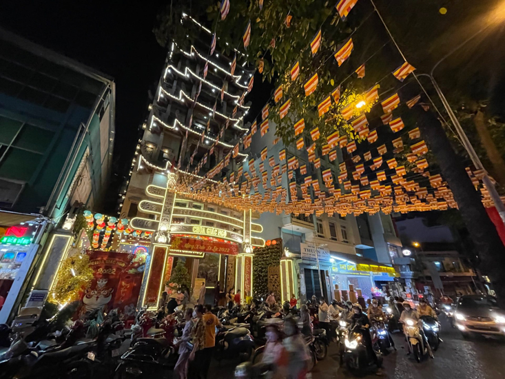Gần 1.000 người thiện nam tín nữ làm con Phật vào Rằm tháng Giêng
