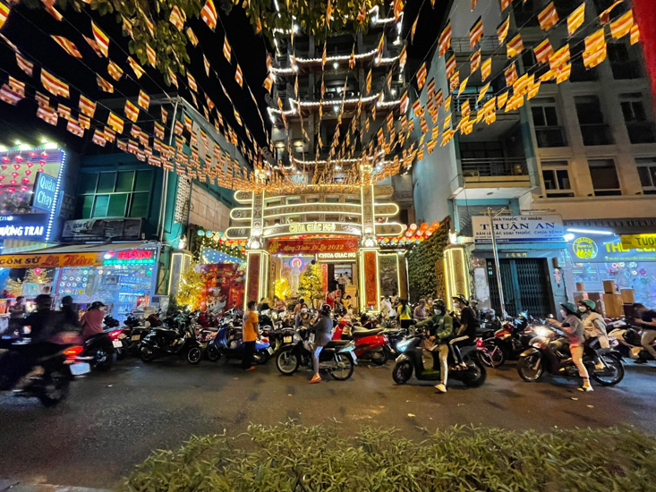 Gần 1.000 người thiện nam tín nữ làm con Phật vào Rằm tháng Giêng