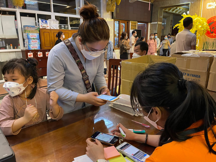 Gần 1.000 người thiện nam tín nữ làm con Phật vào Rằm tháng Giêng