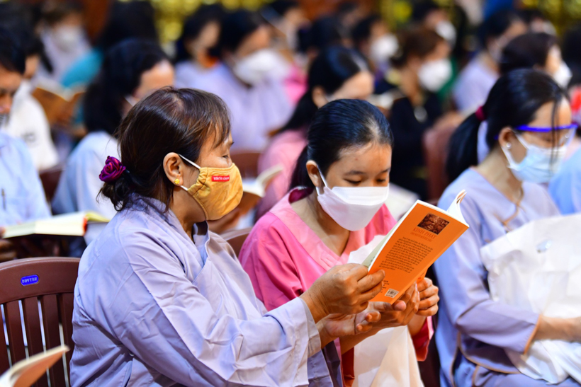 Gần 1.000 người thiện nam tín nữ làm con Phật vào Rằm tháng Giêng