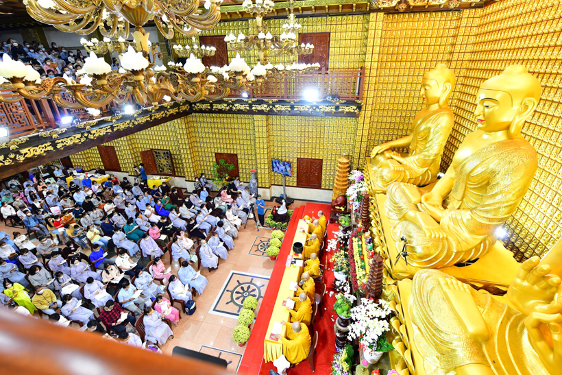 Gần 1.000 người thiện nam tín nữ làm con Phật vào Rằm tháng Giêng